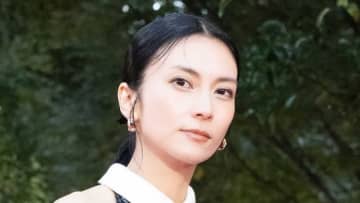「妖艶があふれて」柴咲コウ 美スタイル際立つノースリーブ黒ドレス姿披露！グラス片手にご機嫌な表情浮かべるオフショットも「目の保養でしかない」