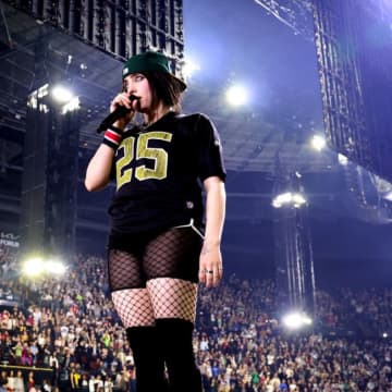 ビリー・アイリッシュ、大ヒット曲『バーズ・オブ・ア・フェザー』リリースをやめるところだった！？