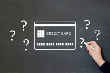 「年会費1万円」のクレジットカードを使用している友人。自分は年会費無料のものを使用しているのですが、特典はそんなに変わるのでしょうか？