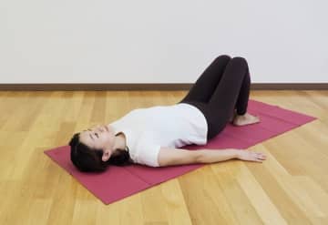 【寝たまま5呼吸】お腹のガスがすーっと抜ける！適度な圧×ねじりが効く朝のヨガポーズ