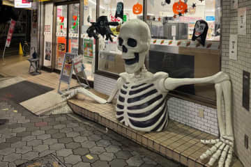 大阪のセブンイレブン、ハロウィンの本気度が異常だと話題　「治安が良い証拠」と称賛の声も…
