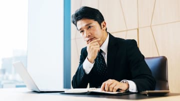 サラリーマンの上位1％だったが…〈月収100万円〉50歳男性、〈ねんきん定期便〉の年金見込み額に「うそだろ…」と唖然