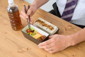 役員の裏の顔にゾッ…職場で弁当を食べていたら「良いですね」→上司経由で「周りが仕事してる中で食わすな」と注意