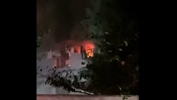 夜中の集合住宅の室内に立ち上る炎…火元に住む84歳男性死亡、2人けが　埼玉・上尾市