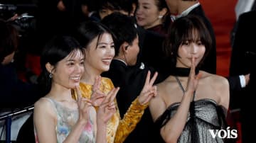 【動画】南沙良＆出口夏希＆吉田美月喜、笑顔のレカペ　肌見せ全開ドレス姿