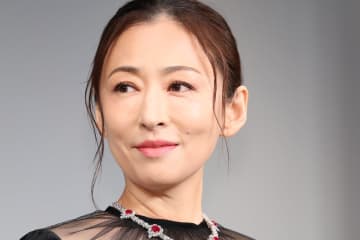 松雪泰子　24歳息子が毎日車で舞台の送迎に…21年のシンママ奮闘への“恩返し”