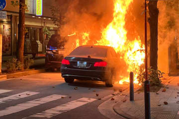 横浜の路上で車が炎上　「車両が燃えている」と119番通報、乗用車1台が激しく燃える　