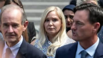 故バージニア・ジュフリーさん、「有名な首相」にレイプされたと記述 回想録の米国版で