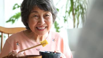 このまま一生一緒に暮らすんじゃなかったの？…〈年金月14万円〉69歳母、夕食の席で絶叫。原因は43歳独身・同居息子の「喜びの報告」