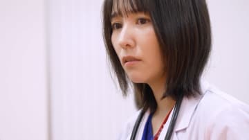 徳永えりが医師役を熱演！女子高校生2人が毎週同じ曜日に呼吸困難を発症する意外な原因は、日常生活に潜む落とし穴だった