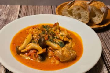 【TikTokで話題】ごはんに合う「鶏のトマト煮込み」が想像以上のウマさ　これはハマる