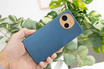 シャープ、スマートフォン「AQUOS sense10」。AI性能が進化、上位モデルのAI画像補正も搭載