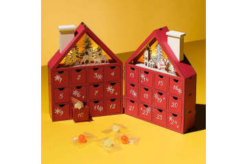 カルディ、クリスマスまでを楽しくカウントダウン！「ウッドハウスカレンダー」発売