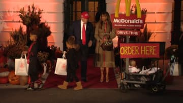 トランプ大統領　アジア歴訪から帰国し恒例のハロウィンイベントに出席…長旅の疲れも見せず子どもたちにお菓子配る