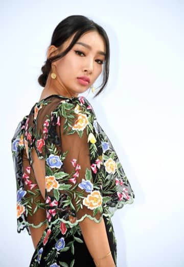 婚姻関係にないチョン・ウソンとの間に生まれた息子を突然公開　「父親を守りたい」と語っていた年下モデルに賛否