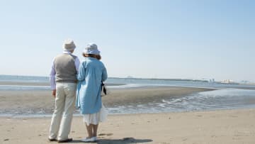 「まるで別人のようだった」――年金月21万円・退職金1,200万円、“海辺の町へ移住”した70歳父母に娘が感じた〈違和感〉