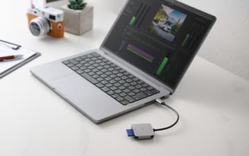 充電用USBコネクターを備えたSD/microSDカードリーダー　UHS-II対応のアルミ筐体モデルも