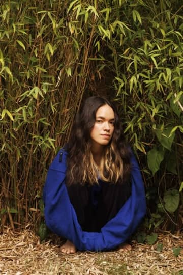 マシュー・ハーバートとのコラボ作が話題を呼んだMomoko Gill、初のソロ・アルバムを発表