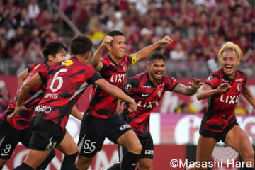 ｢柴崎家最高｣｢岳さんのお祝い流石！｣鹿島DF植田直通の31歳誕生日祝いの“おもてなしケーキ”ツーショット公開！ 朋友コンビに｢一緒にシャーレ掲げてくれ｣