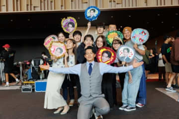 小栗旬×ハン・ヒョジュ、赤西仁×中村ゆり「匿名の恋人たち」の初公開オフショット大放出