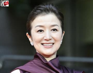 「息を呑む美しさ」鈴木京香、優美なノースリドレス姿に感嘆の声　現場記者は「一流女優の振る舞い」を目撃
