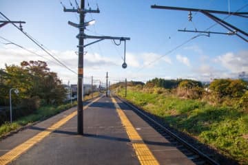 駅のホームをふらふら歩く女性、次の瞬間…→防犯カメラ映像に「何があった？」通行人が手を差し伸べる