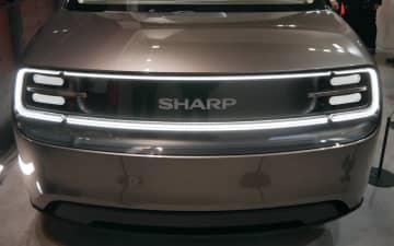 シャープ、コンパクトミニバンタイプのEV「LDK+」公開 クルマが“もう1つの部屋になる”