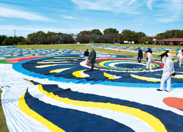 秋の日差しを浴びて虫干し　埼玉・加須のジャンボこいのぼり　全長100メートルの巨体を公園に並べる