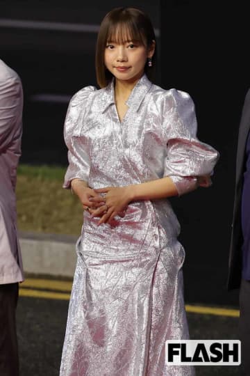 元日向坂46・齊藤京子、元アイドルのイメージ払拭させる“胸元カット”&“大胆スリット”ドレスで実力派女優へ邁進姿