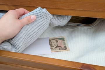 40歳から“毎月3万円”を「タンス預金」vs「つみたてNISA」。60歳までの20年間で“200万円以上”の差がつくって本当⁉