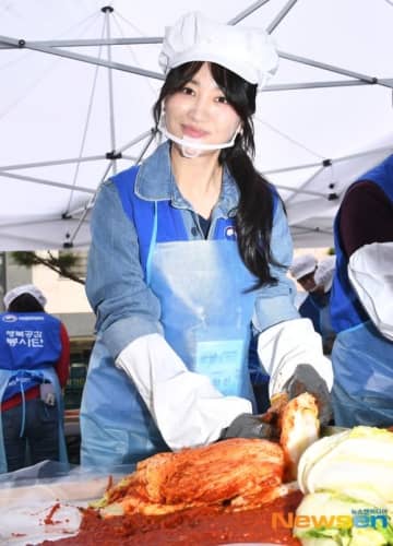 【PHOTO】パク・ハソン「キムチの分かち合いボランティア活動」に参加