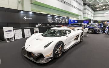 ビーウィズ、ハイエンドスピーカー「コンフィデンスゴールド」とともに日本で4台だけのケーニグセグ「ジェスコ」展示中