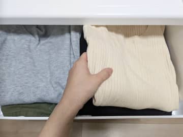 「ぎゅうぎゅうに詰めこまないで！」　クリーニング店が教える『正しい服の収納』