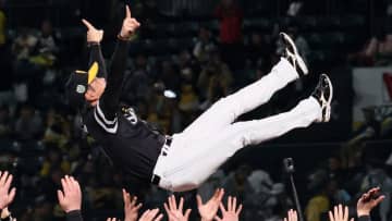 【ソフトバンク】「たくましい選手たちに囲まれて幸せ」5年ぶりの日本一 小久保監督が9度、宙を舞う