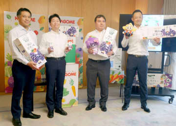 カゴメ 岡山産ピオーネ使用の「野菜生活100」 県知事に紹介