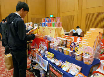 共栄が展示会 新規含む80社が出展 「好奇心持ち商売を」玉置社長