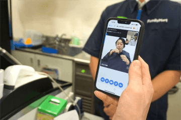 ファミリーマート、デフリンピック会場周辺の48店舗にオンライン手話通訳サービスを導入