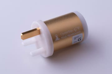 光城精工、コンセントプラグ型仮想アース「Crystal Eop-G」に海外向けモデル。交換プラグも発売