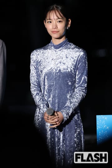 當真あみのドレス姿をキャッチ！新垣結衣、二階堂ふみに続く沖縄出身 “スター候補” の実力とは