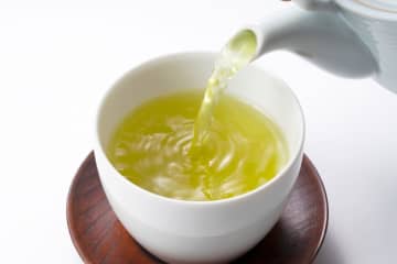 【緑茶vs紅茶】日本で「多く飲まれている」のはどっち？ 静岡市ではやっぱり「緑茶」が人気！ 地域ごとの“緑茶・紅茶”購入額ランキングも確認