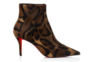 クリスチャン ルブタン「ミス ジー」ショートブーツ、“レッドソール”際立つテーパードヒール