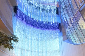 冬イルミネーション「なんば光旅」大阪なんばパークスに“光の滝”、煌めく草原やツリーのAR演出も