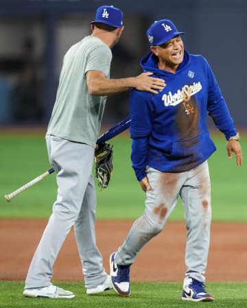 決戦を前にドジャースのロバーツ監督が大転倒　熱心に練習する選手の中で泥だらけに