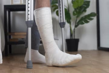 骨折した足で運転するのは違反になる？