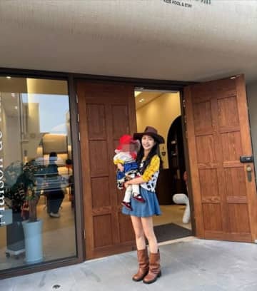 “推し”だった14歳年上の韓国俳優と結婚した日本人妻、娘とおそろいコスプレ姿披露！「微笑ましい母娘」