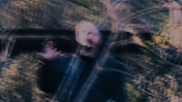 行方不明の妹のもとに届いたビデオテープ　こちらに手を振る謎の男　「シェルビー・オークス」場面写真