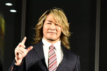 【新日本】棚橋弘至が日本橋三越本店「天⼥像」前に降臨！11月4日開催トークイベントの一般の立見、入場無料が決定！