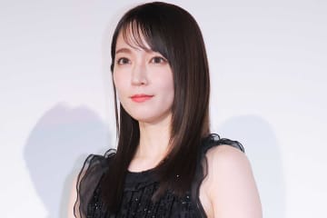 吉岡里帆、ミニ丈×薄い黒タイツのCA姿に絶賛の声「なんだこの破壊力」「う、うつくしい…」