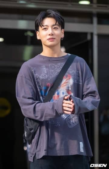 BTS ジョングク、南山タワーを背景にモッパン披露！？“ソロ飯”に続き…飾らない魅力にファン熱狂