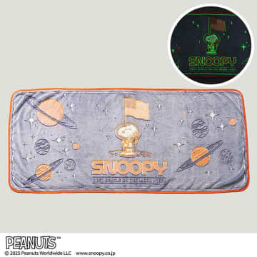 MonoMaster 1月号増刊は「スヌーピー」の光るBIGブランケット付録。宇宙アートが暗闇で浮かび上がる！